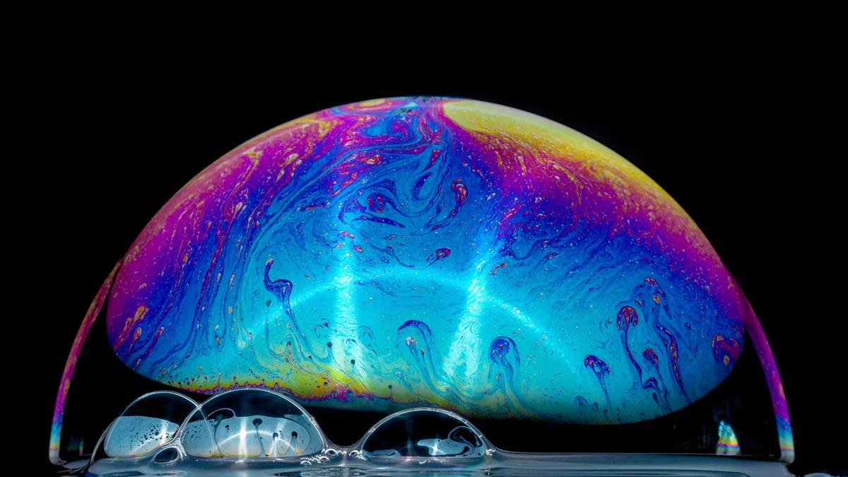 Kleurrijke reflecties in een transparante bol